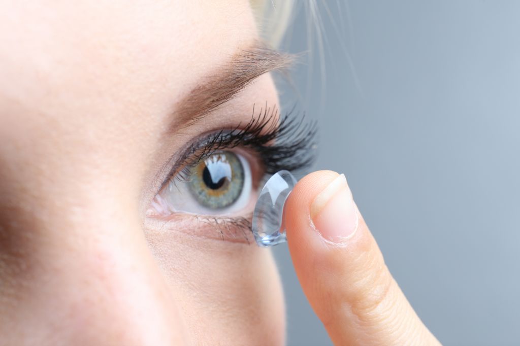 Zoomable contact lenses