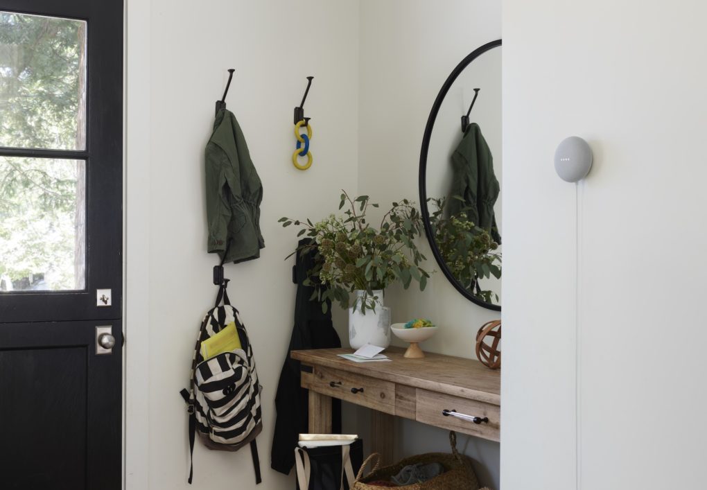 Google-Nest-Mini-An-Die-Wand