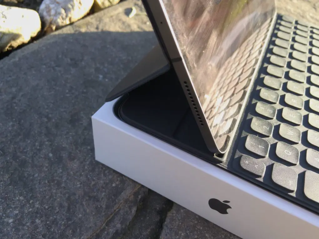 apple ipad Pro 11" (2020) keyboard angle