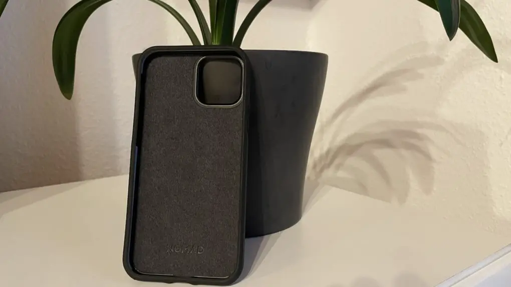 Nomad iPhone 12 Pro Leather case inside