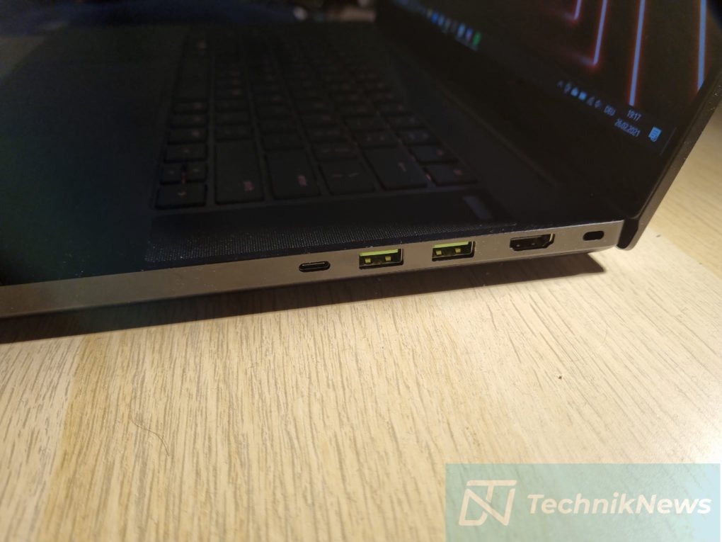 Razer Blade 15 2021 connectors 2