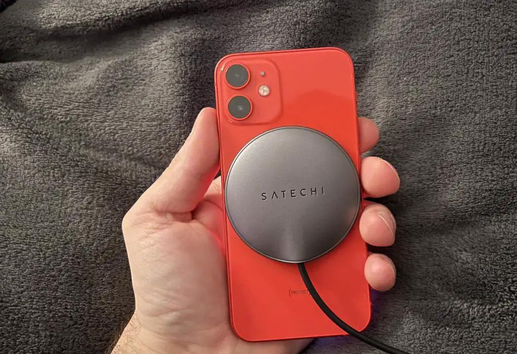Satechi Magnetic Wireless mit iPhone 12 mini