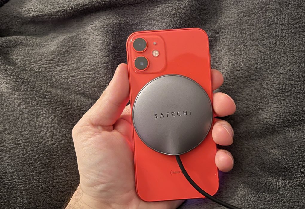 Satechi Magnetic Wireless with iPhone 12 mini