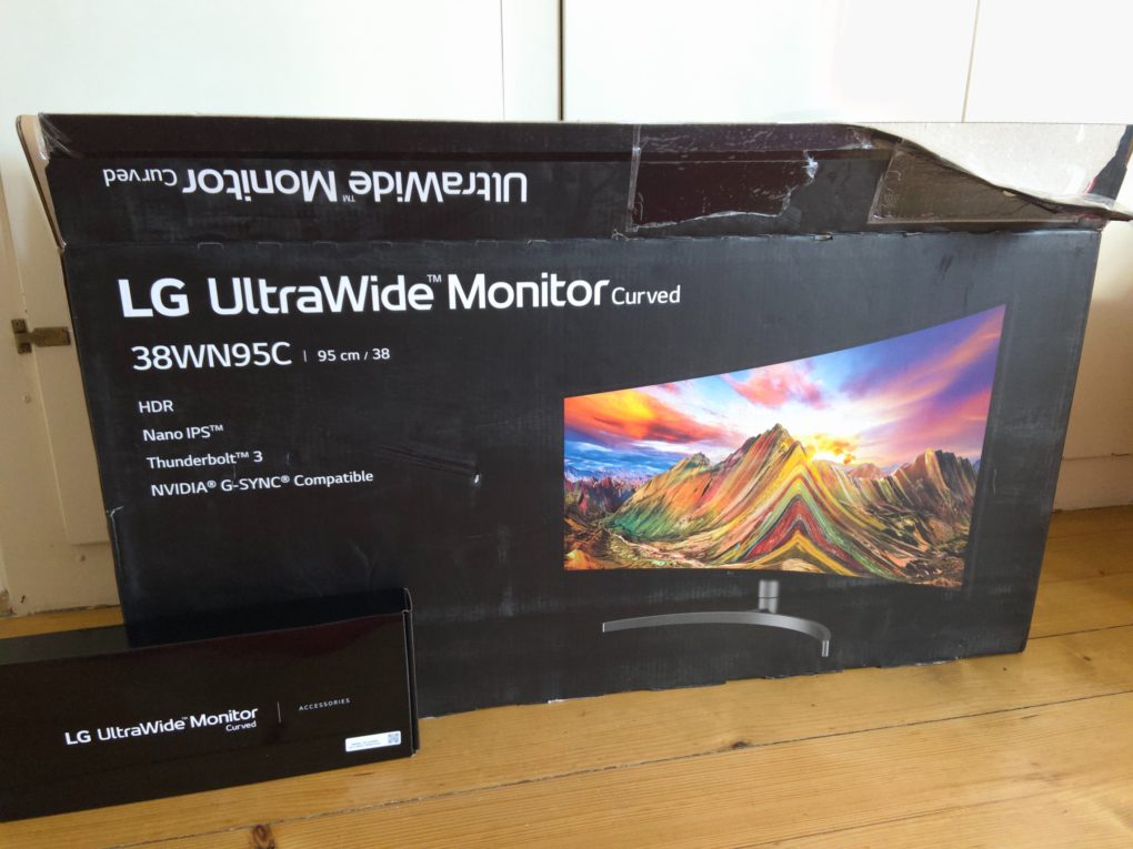 LG 38WN95C-W packaging