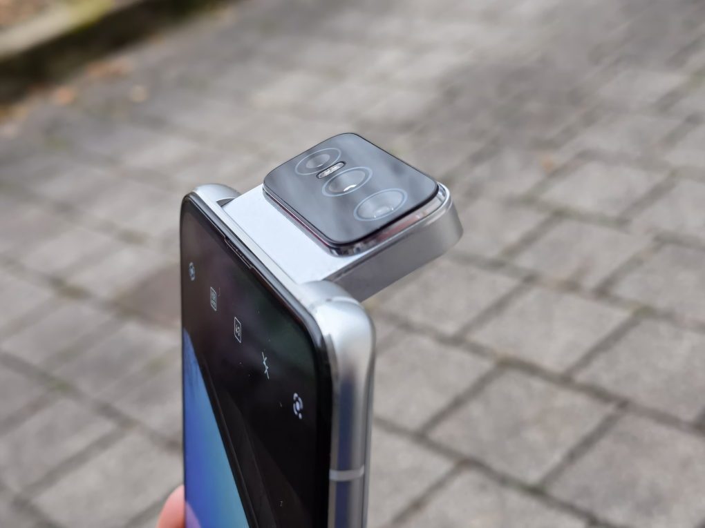 Asus Zenfone 8 flip camera design