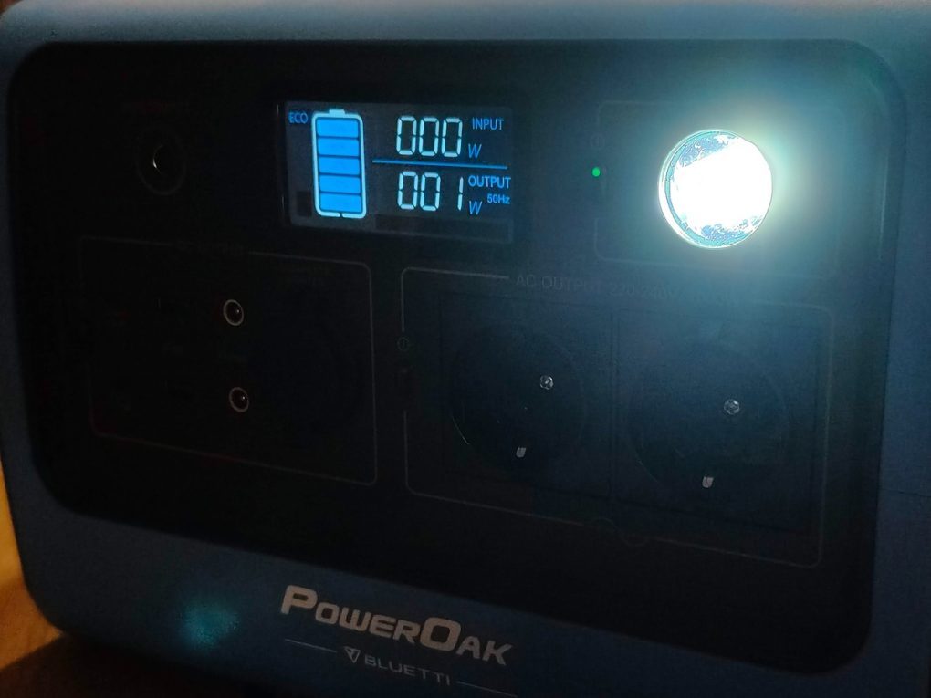 Bluetti PoweOak EB70 light