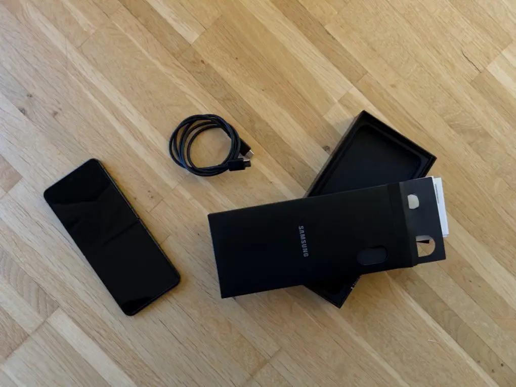 Samsung Galaxy Z Flip4 unboxing