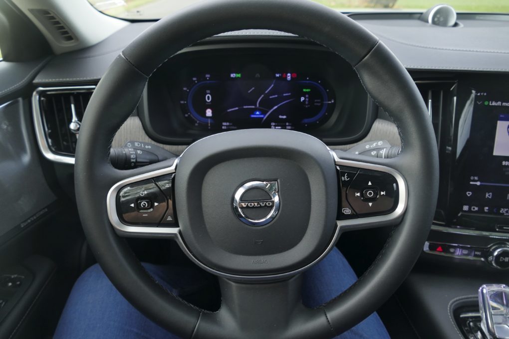 Volvo V90 Recharge steering wheel