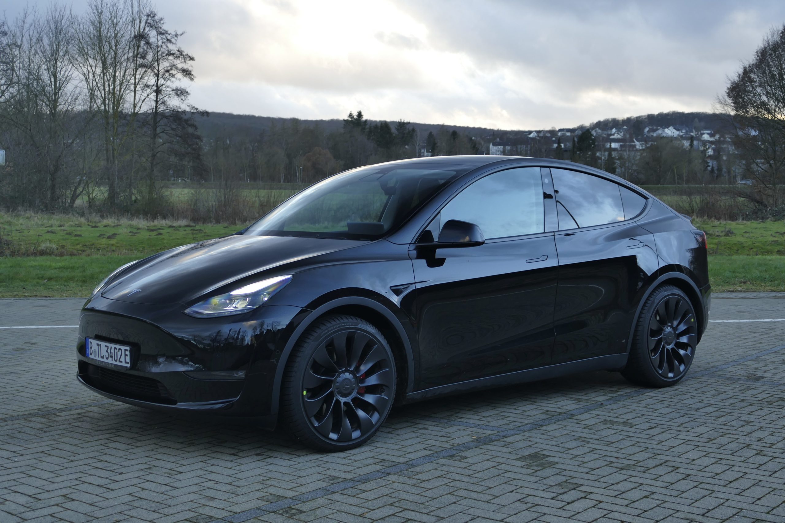 Tesla Model Y im Test: Eine Nacht im E-SUV – inklusive Lagerfeuer