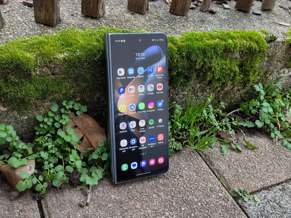 Samsung Galaxy Z Fold4 front