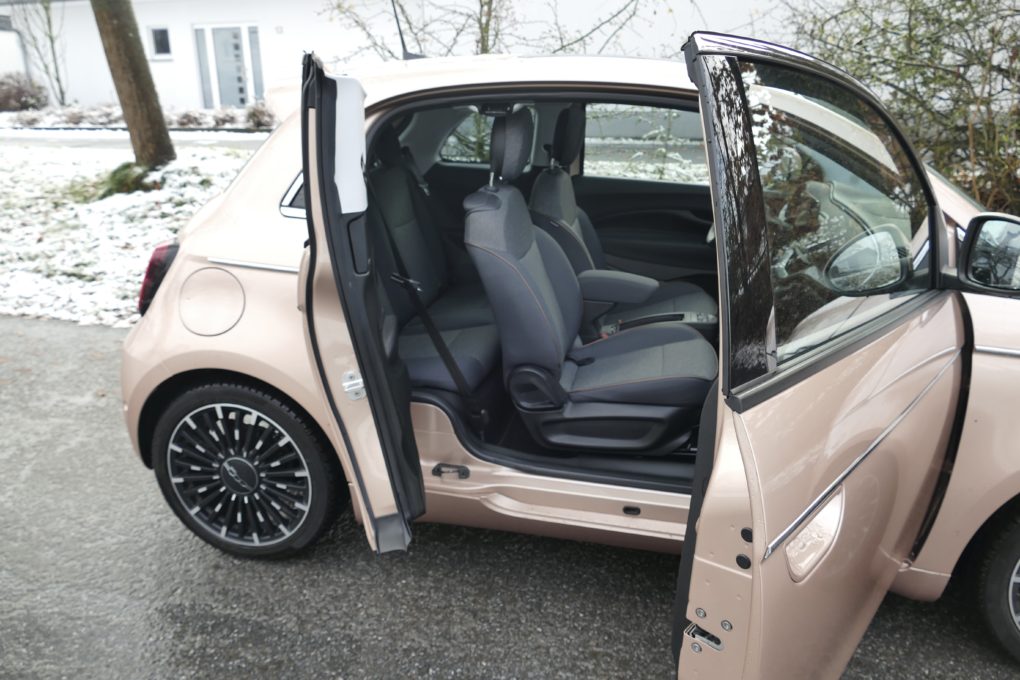 Fiat 500e passenger side