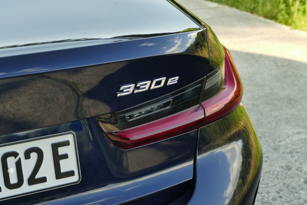 BMW 330e lettering