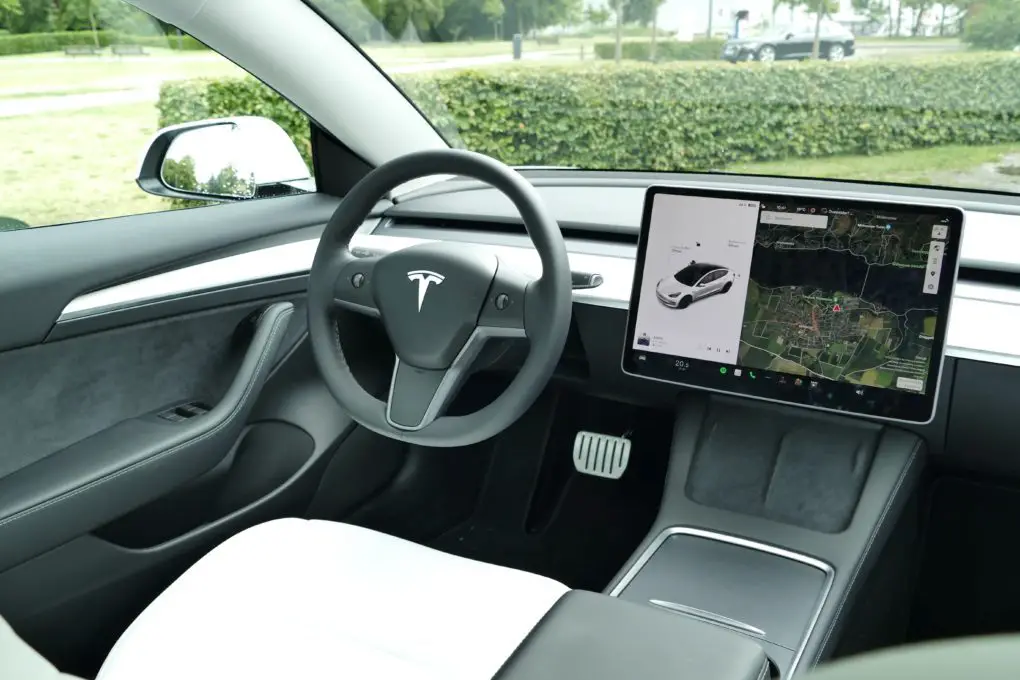 Tesla Model 3 Performance Innenraum 1