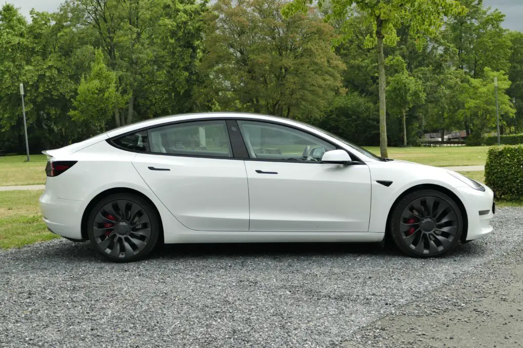 Tesla Model 3 Performance Seitenansicht