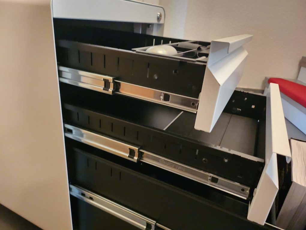 The drawers of the Flexispot CB2