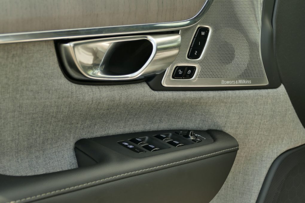 Volvo S90 T8 Recharge door panel