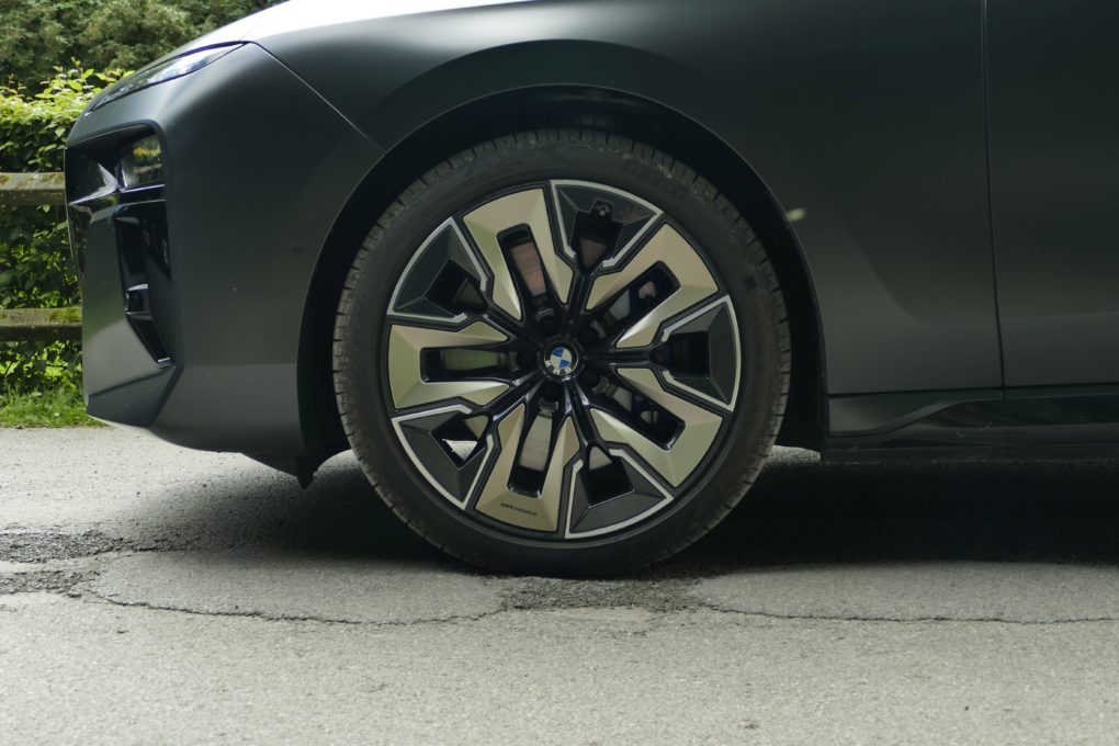 BMW i7 rim