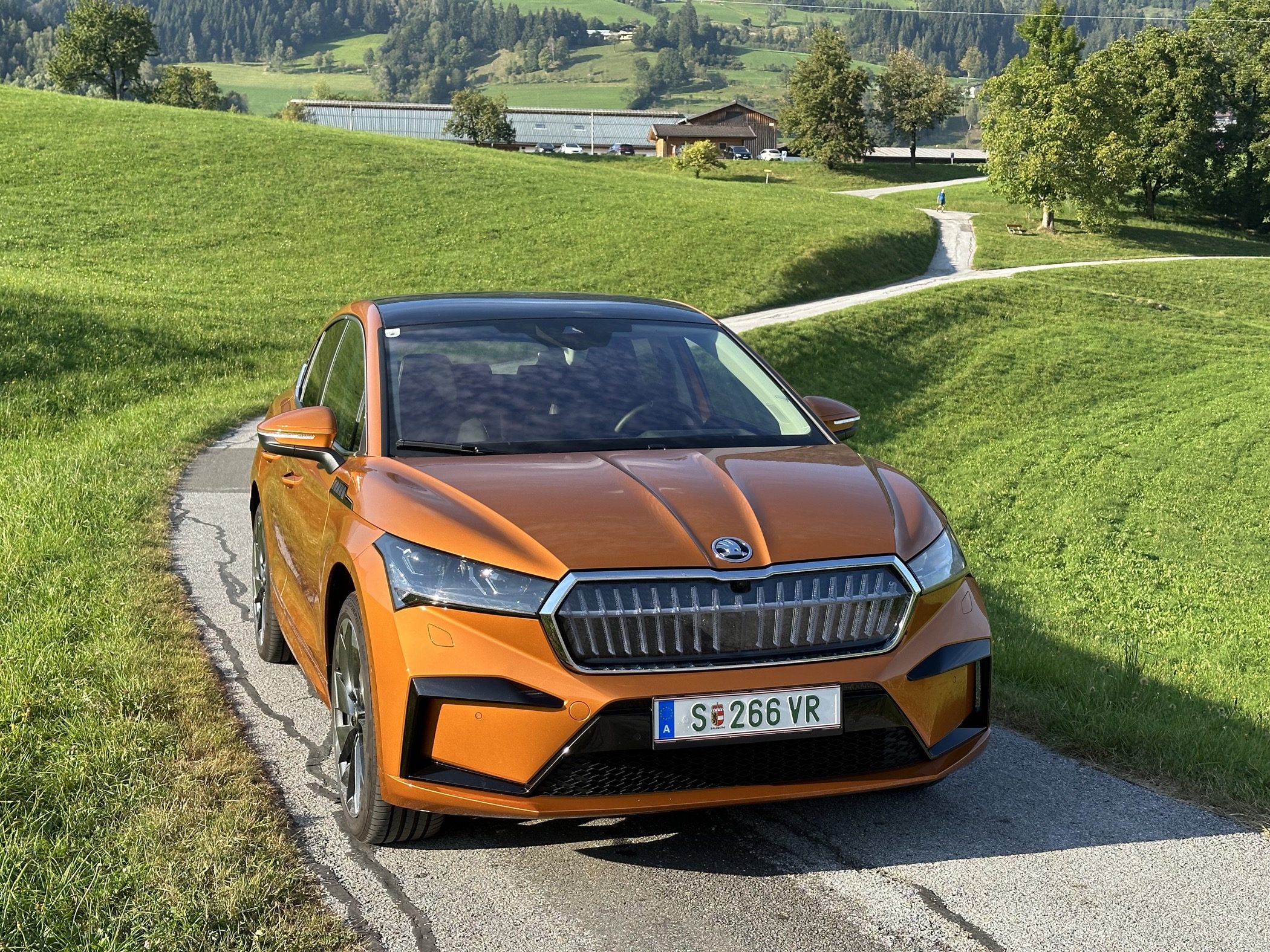 SKODA Enyaq 5A schwarzes Zeichen vorne