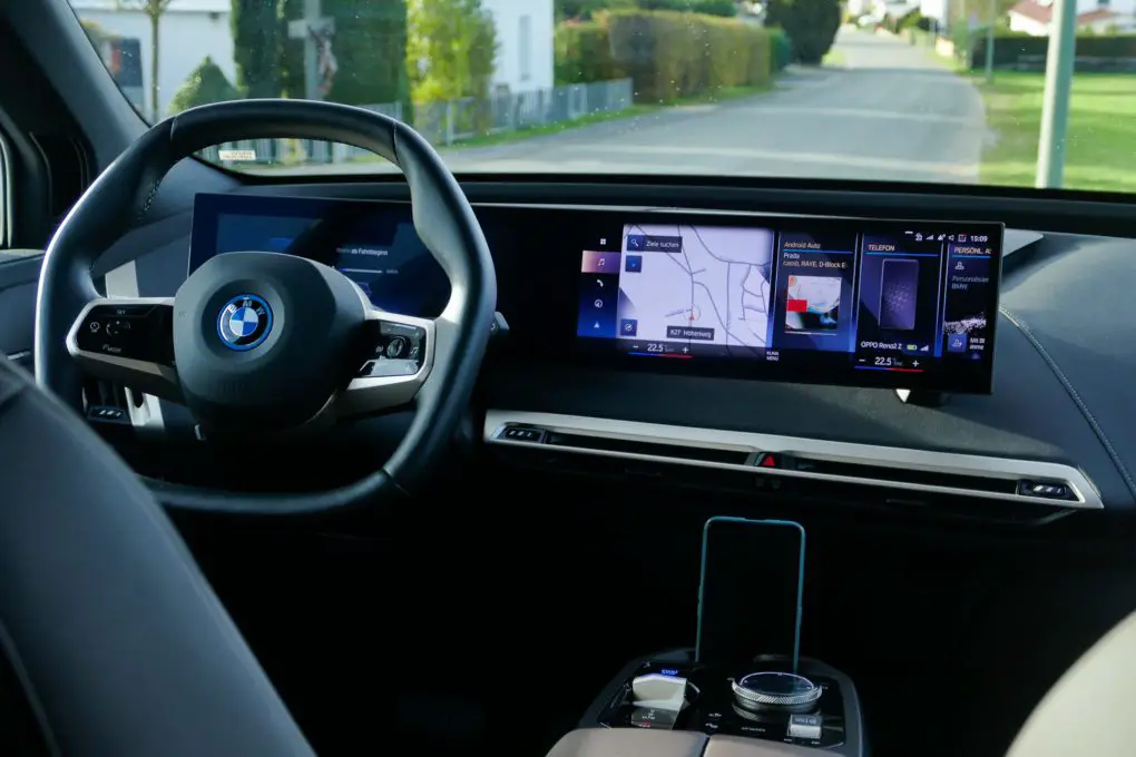 BMW iX xDrive50 Infotainment