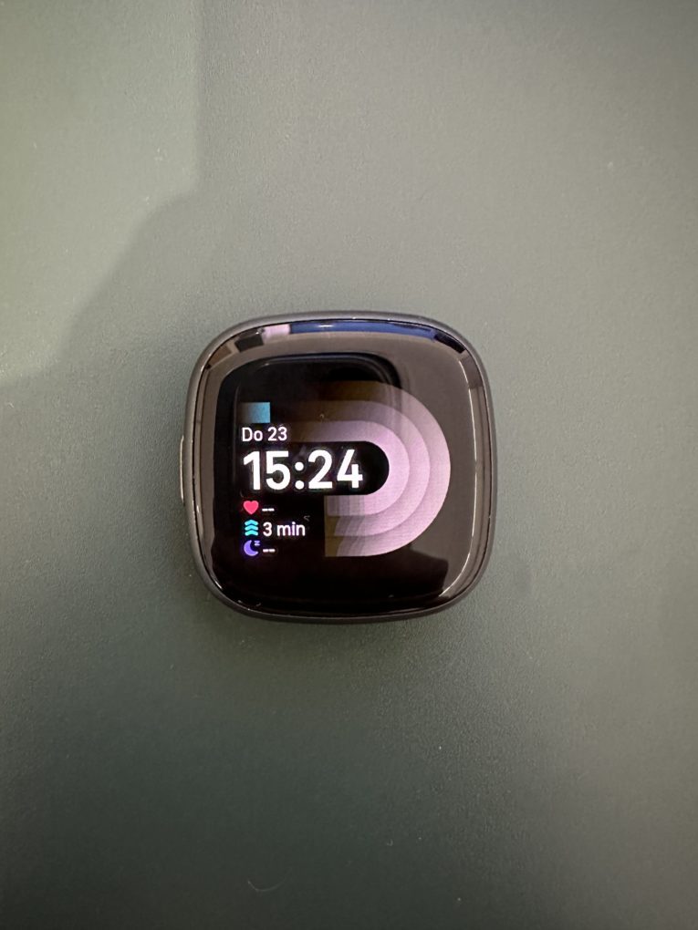 Fitbit Versa 4 software home screen