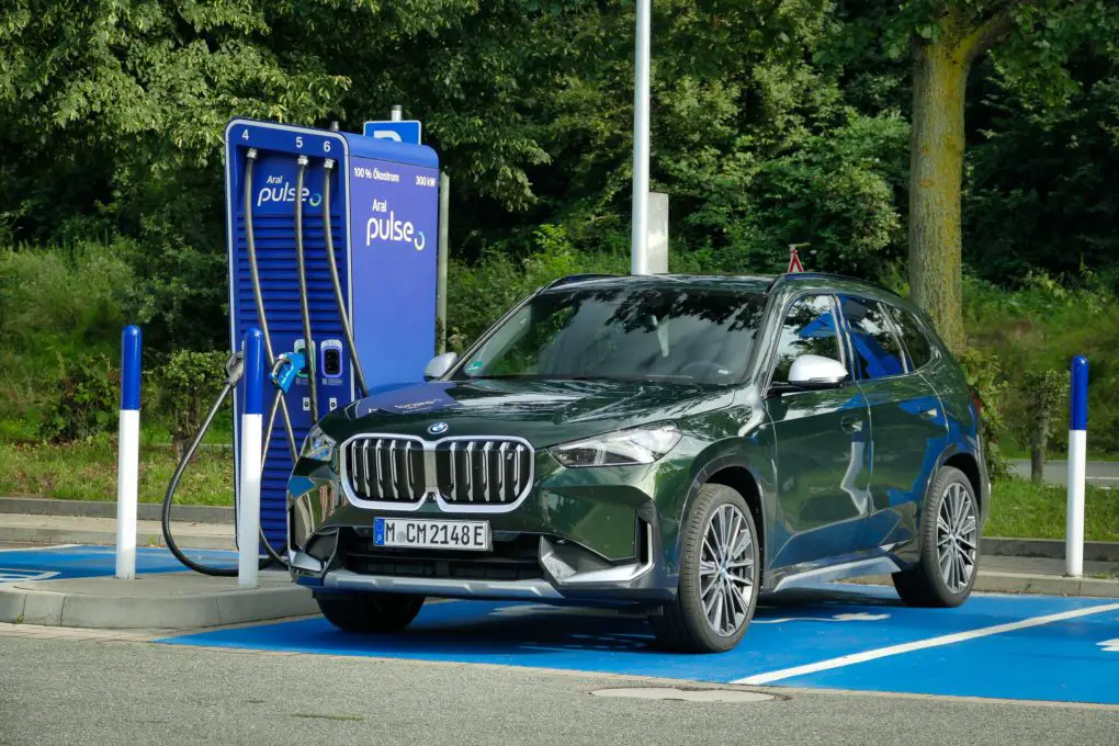 BMW iX1 xDrive30 charging station