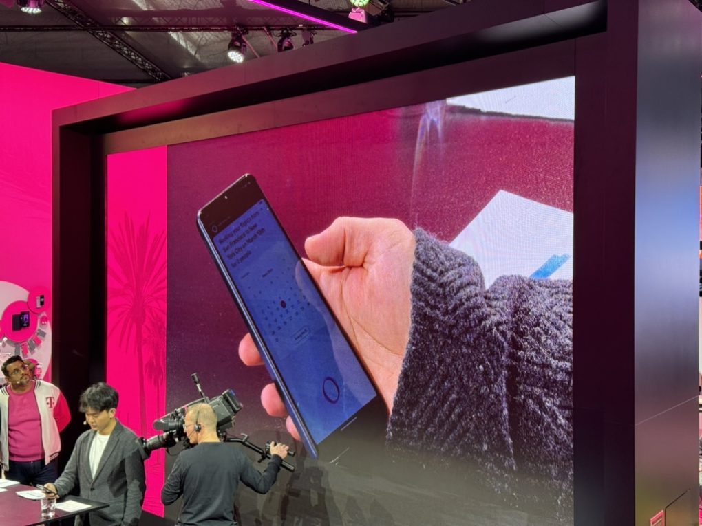 Deutsche Telekom AI Concept Phone Flugbuchung