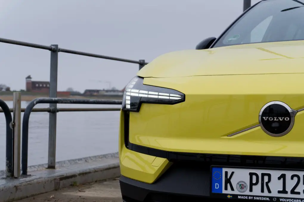 Volvo EX30 yellow headlights