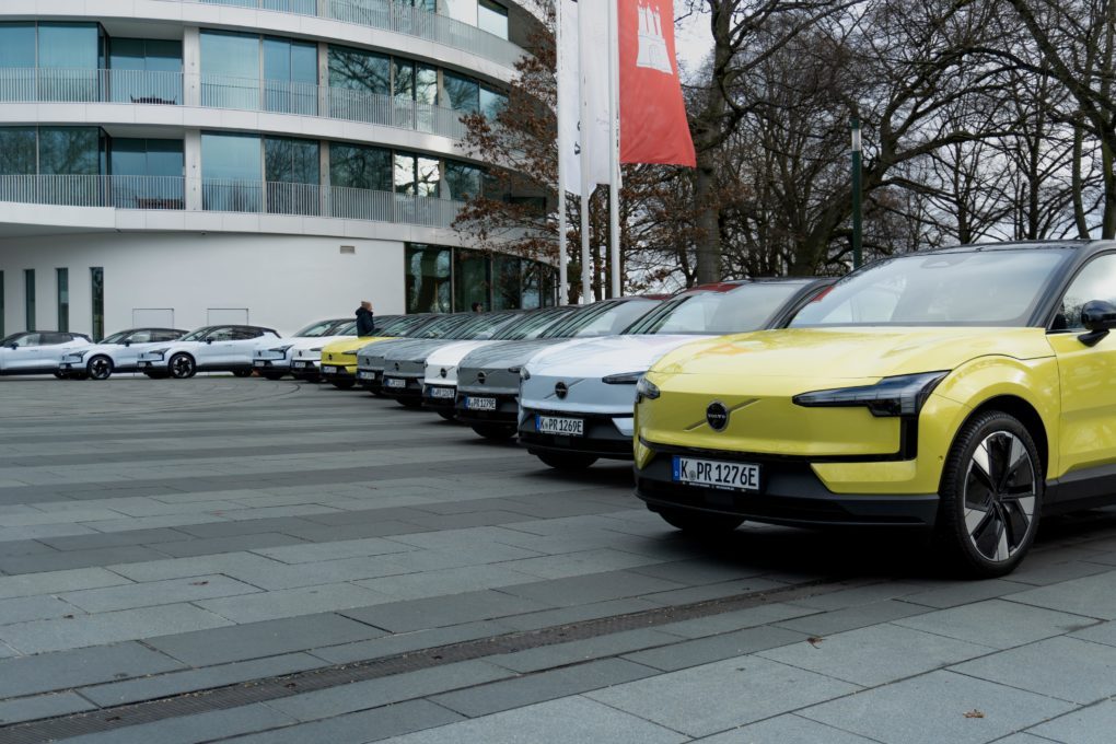 Volvo EX30 in front of Fontenay