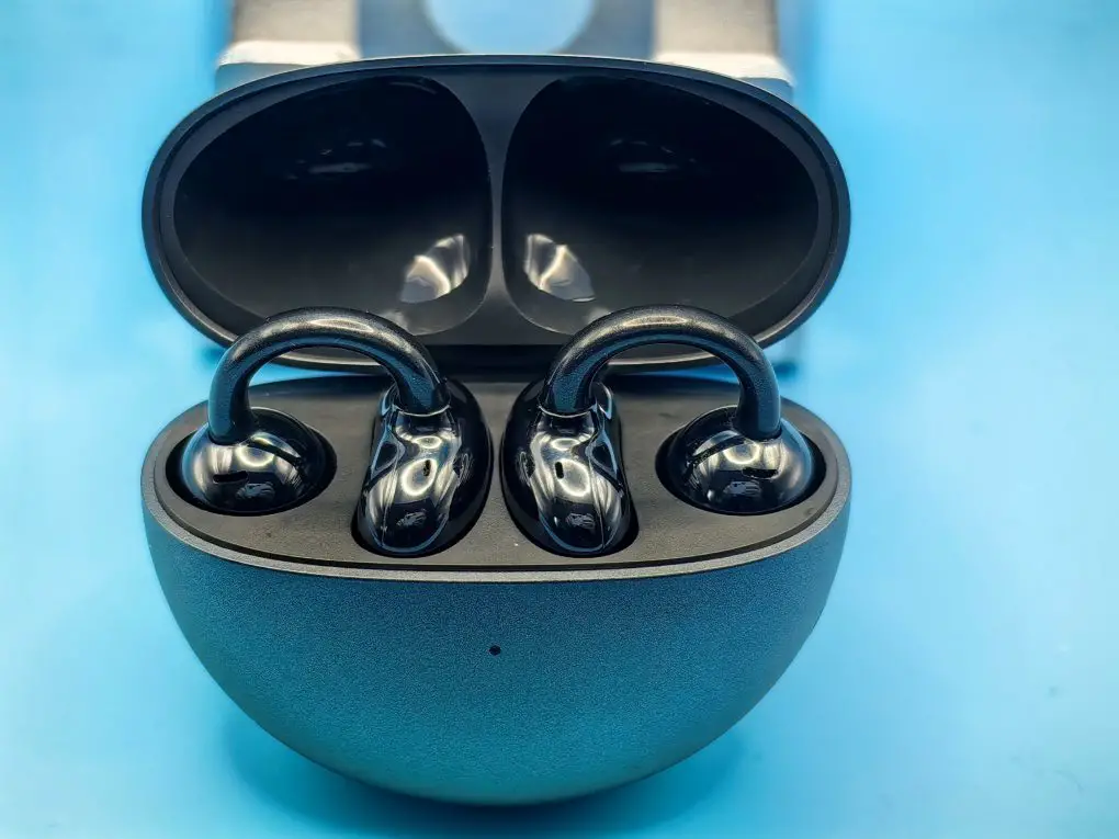 HUAWEI headphones FreeClip charging case 2