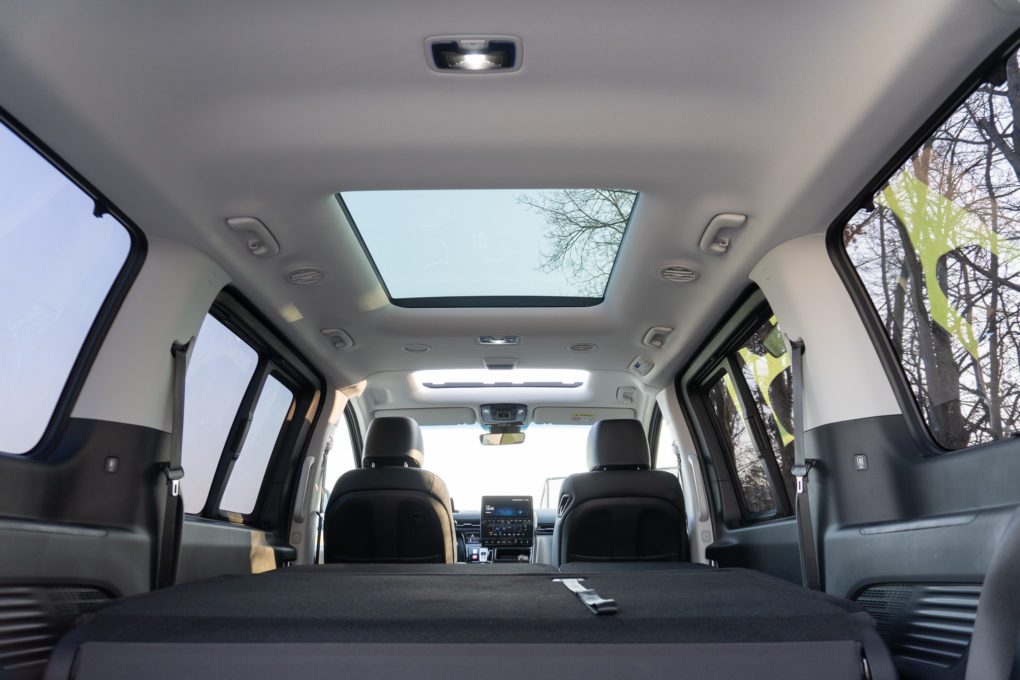 Hyundai Staria panoramic glass roof