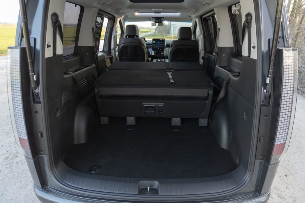 Hyundai Staria bench seats (3)