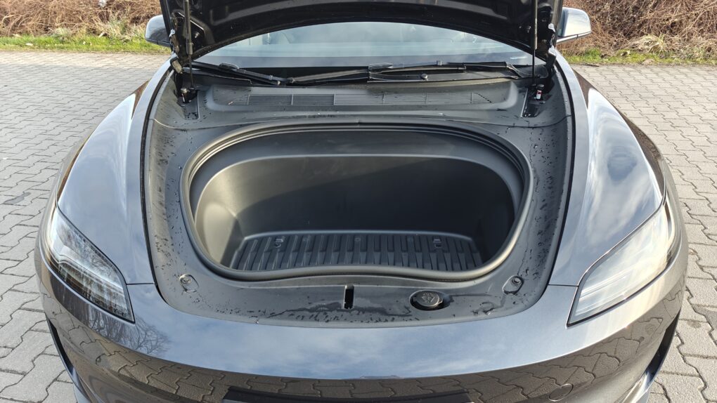 Tesla Model 3 Performance Frunk innen