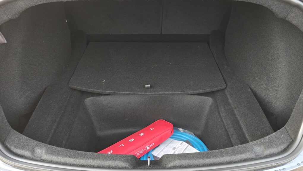 Tesla Model 3 Performance Kofferraum innen