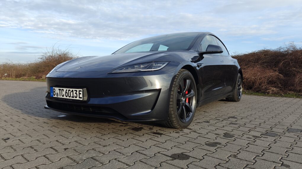 Tesla Model 3 Performance unten