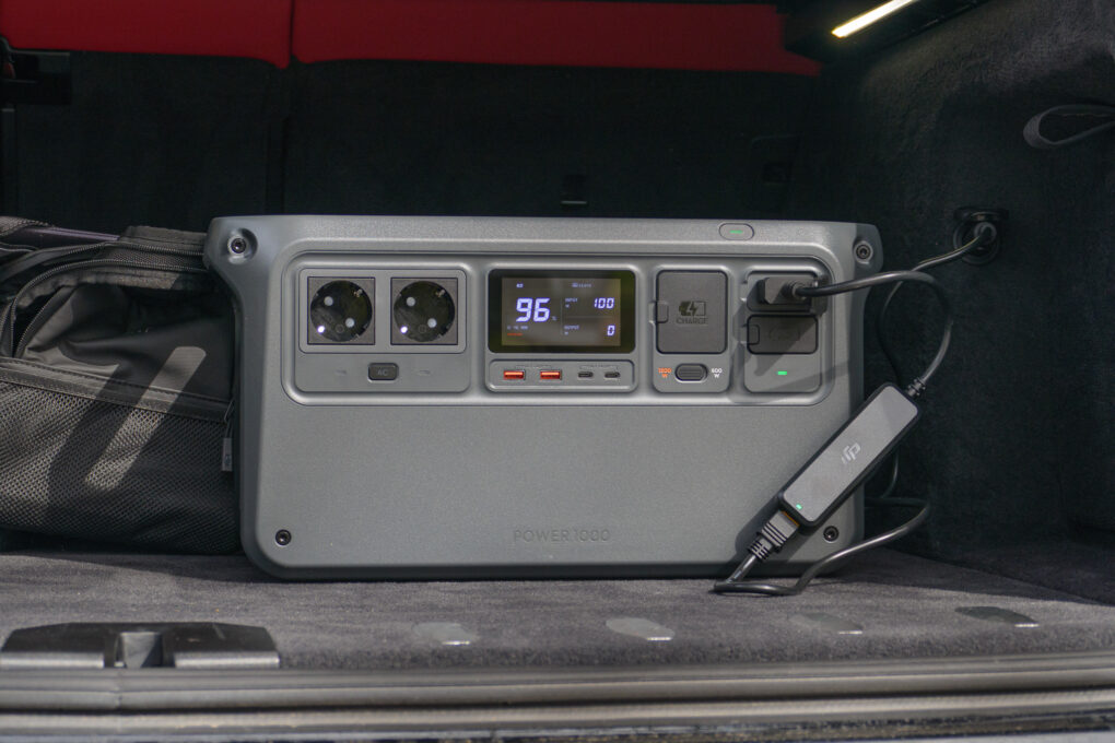 DJI Power 1000 Laden im Auto 1
