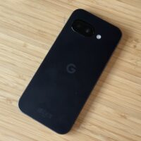 Das Google Pixel 9a auf einer Tischplatte