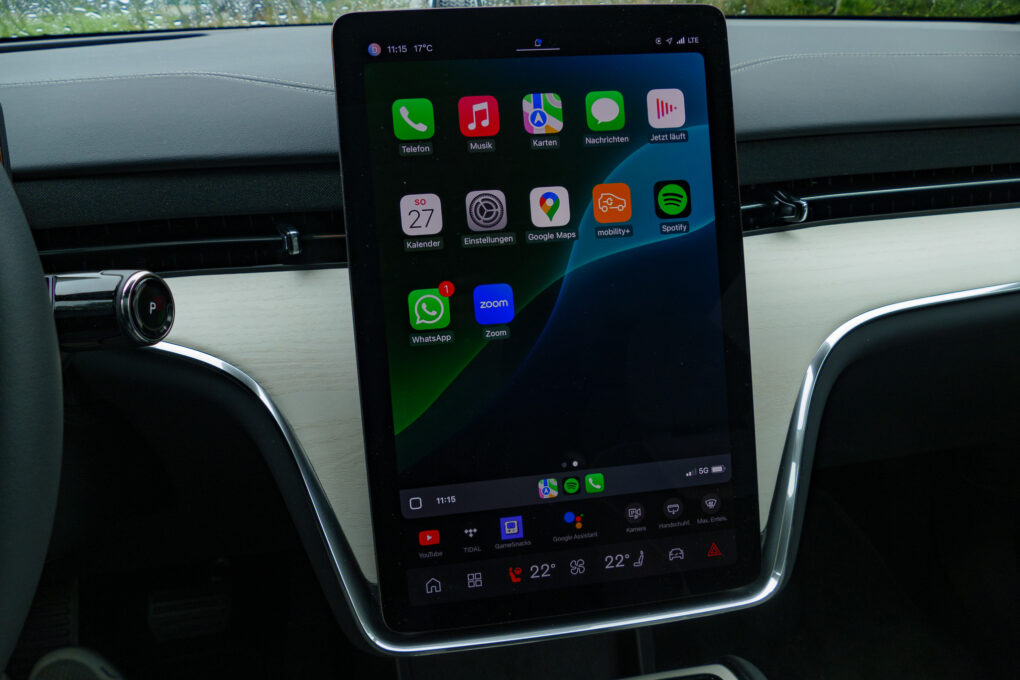 Volvo EX90 Apple CarPlay