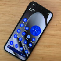 Das Google Pixel 10 auf einem Tisch