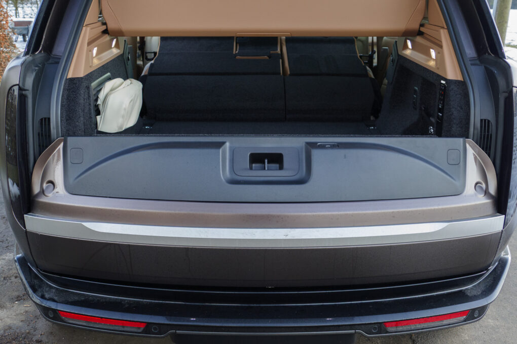 Land Rover Range Rover SV Kofferraum halb geöffnet