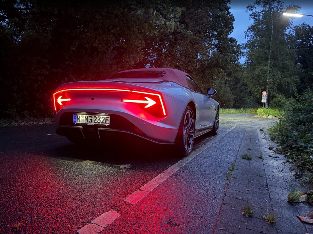 MG Cyberster bei Nacht