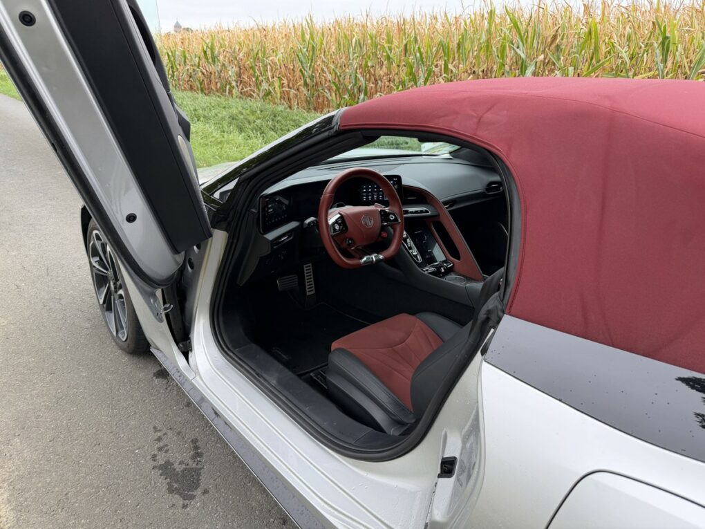 MG Cyberster Tür offen innenraum