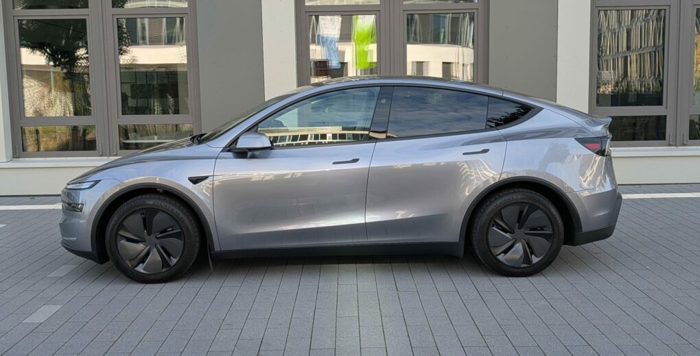 Tesla Model Y AWD Seitenansicht