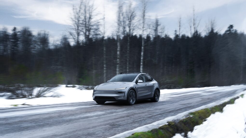 Tesla Model Y Schnee dynamisch