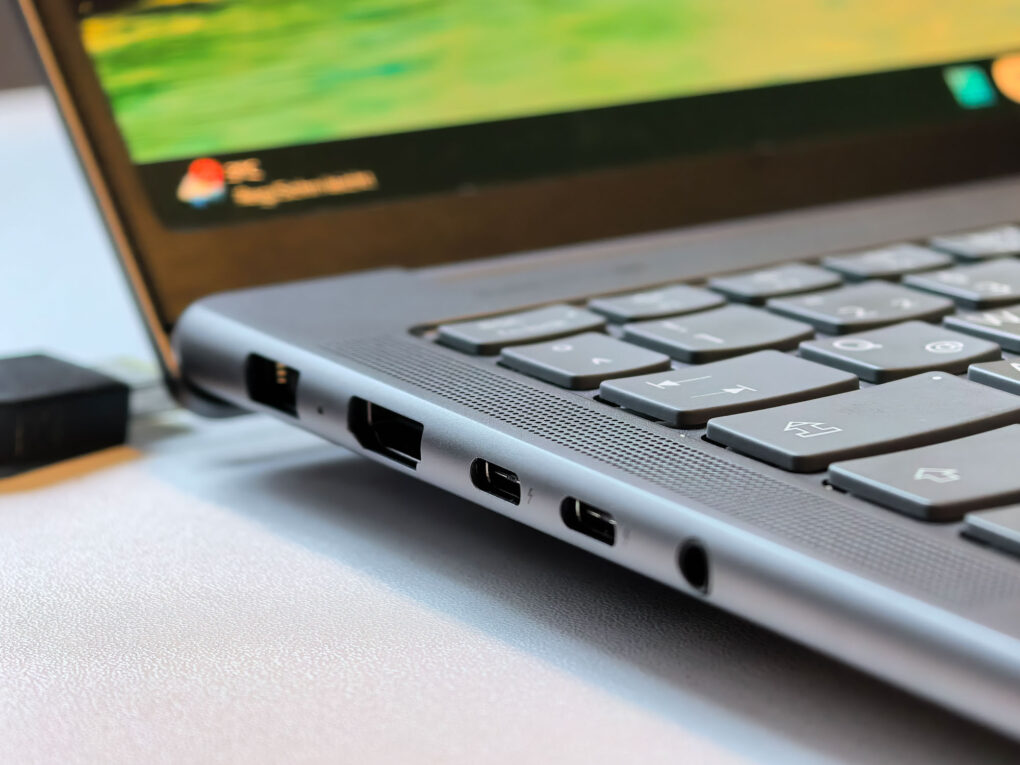 Lenovo Yoga Pro 9i Aura Edition Anschlüsse 2