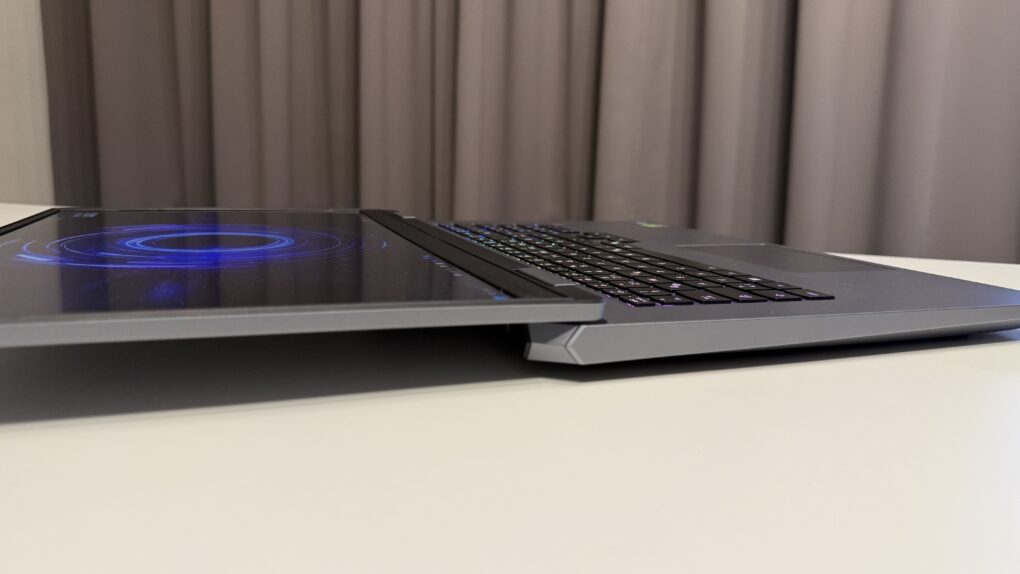 Lenovo LOQ 17IRX10 Öffnungswinkel