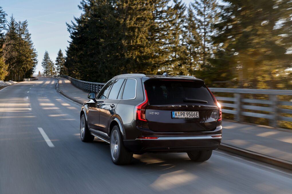 Volvo XC90 fahrend hinten