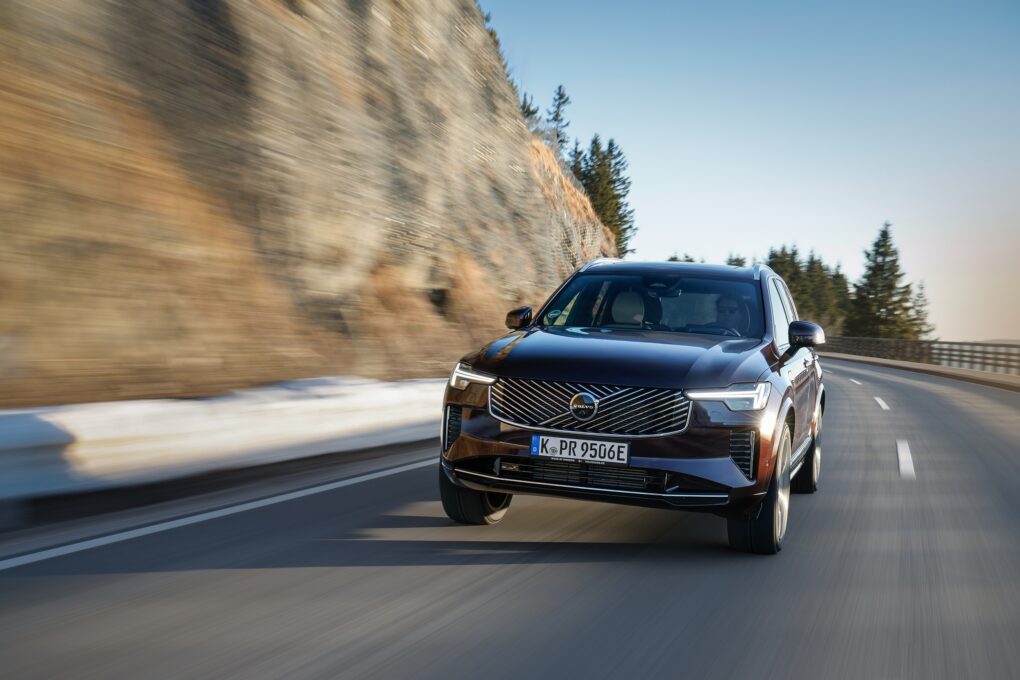 Volvo XC90 fahrend vorne