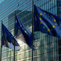 Die EU Flagen außerhalb des EU Parlamentes