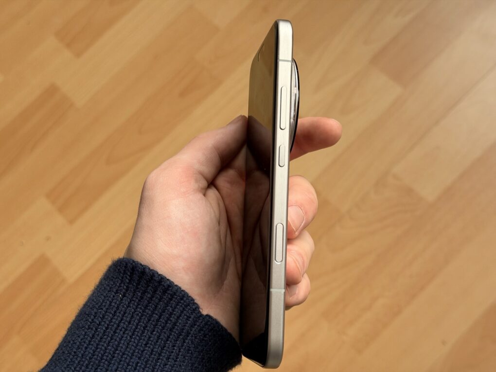 Ein Foto des Honor Magic8 Pro von der Seite