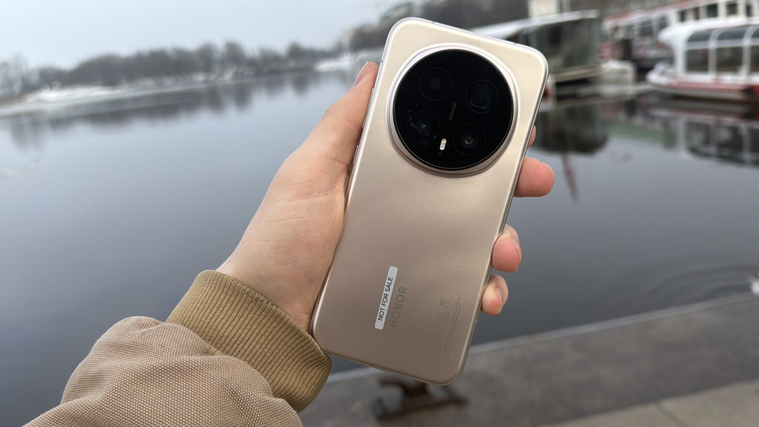 Ein Foto der Rückseite des Honor Magic8 Pro